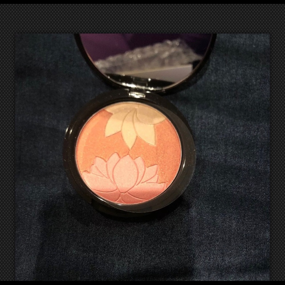 Manna Kadar Blush & Highlighter - Blossom.  New